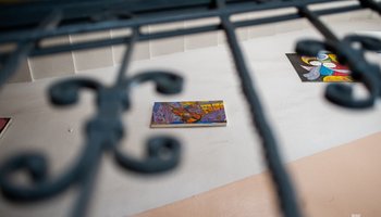 Парадная с картинами Малевича, Пикассо и Матисса