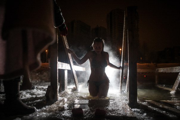Как девушки окунались в проруби на Крещение в Уфе: фотографии - 19 января - rebcentr-alyans.ru