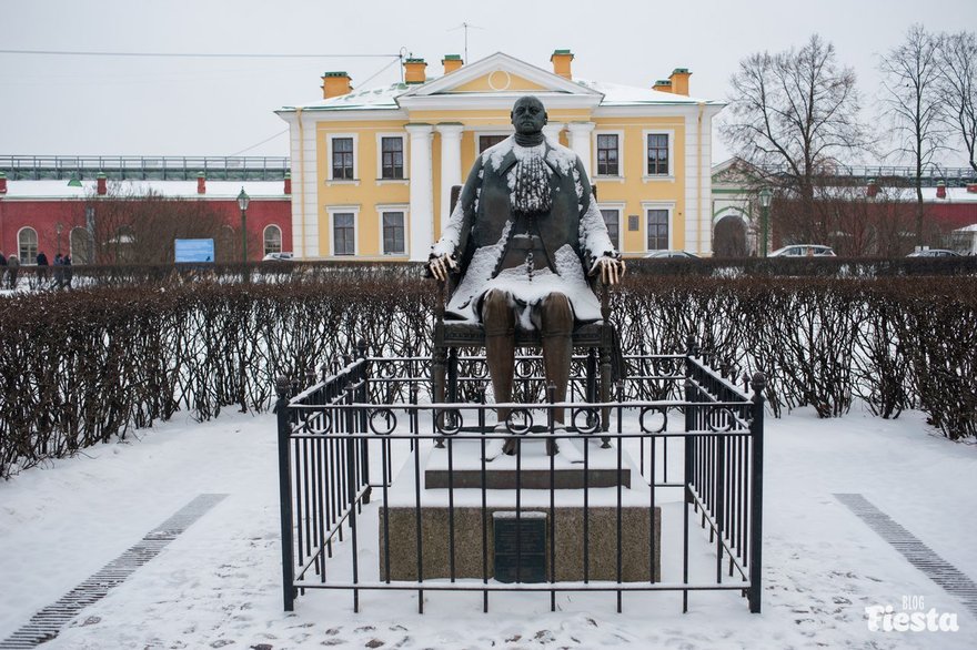 Кованые стулья в петропавловской крепости