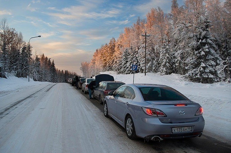 На машине из москвы зимой куда. В Финляндию на машине зимой. Финляндия зима с машиной. Автомобили в Финляндии зимой. Машина зима Питер.