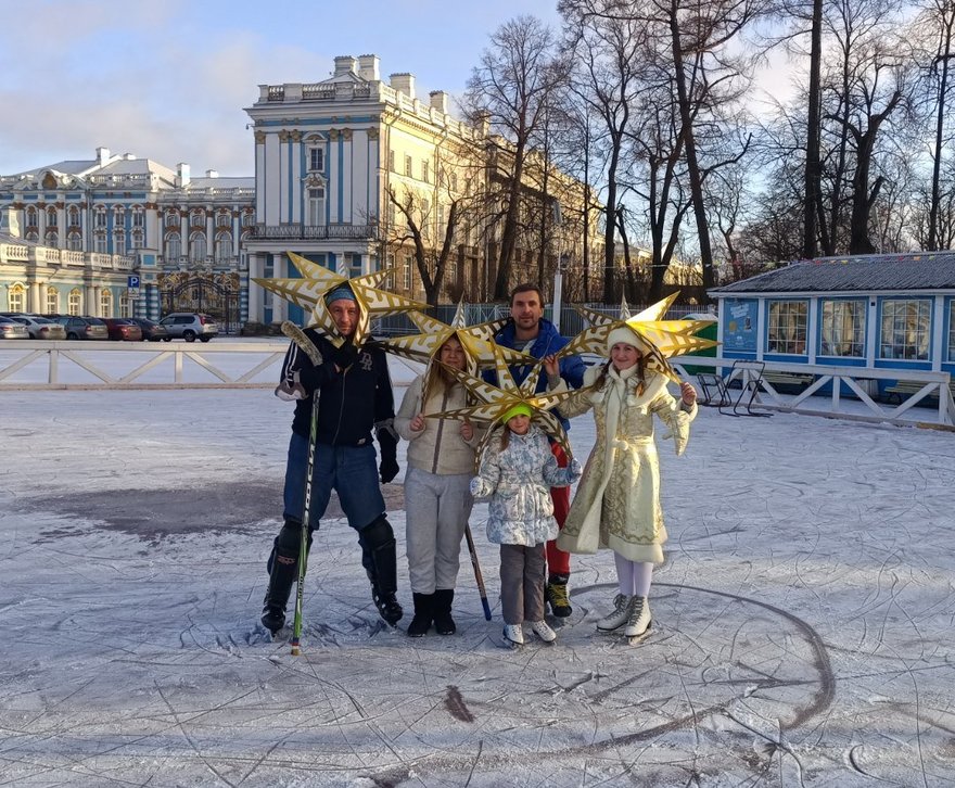 Погода в пушкине. Каток в Пушкине Екатерининский. Треугольная площадь Пушкин каток. Каток в Царском селе треугольная площадь. Царскосельский каток на треугольной площади.