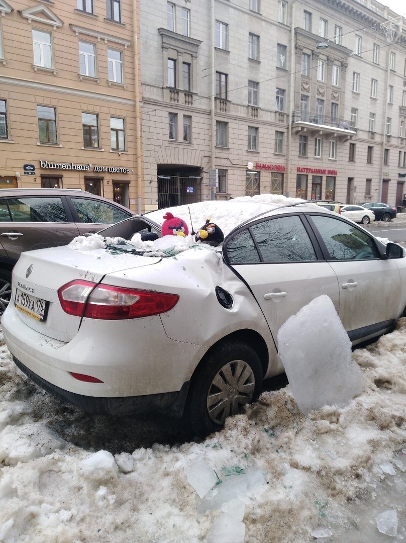 Фото дня: в городе оттепель, лёд с крыш крушит машины петербуржцев | Blog  Fiesta