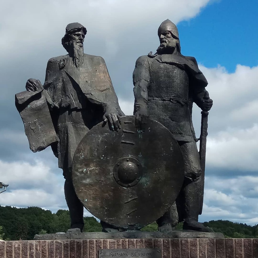 Памятник рюрику и олегу в старой ладоге фото