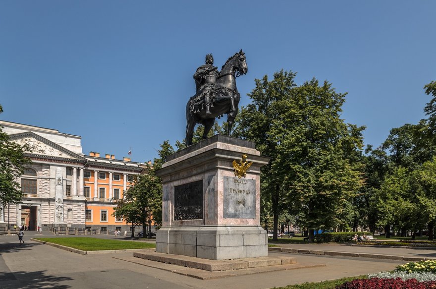 Памятник бегемот на комоде