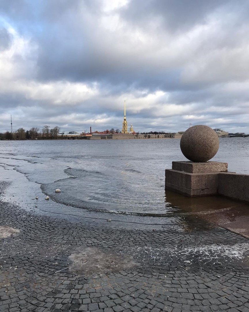 Стрелка Васильевского острова спуск к Неве