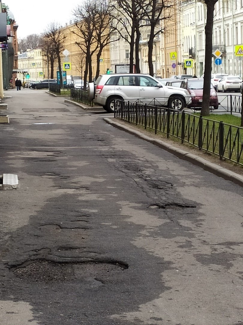 Ваша улица. Ливневые канализации во дворах. Лёд на тротуарах Петербурга ливнёвки. Старый асфальт в клумбе. Шум на Старом асфальте.