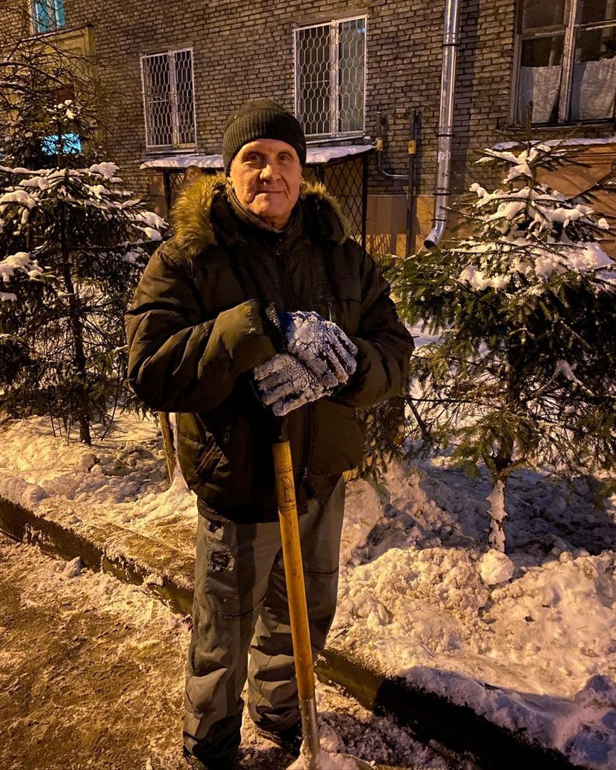 Петербургский пенсионер построил снежные древнегреческие вазы у себя во  дворе | Blog Fiesta