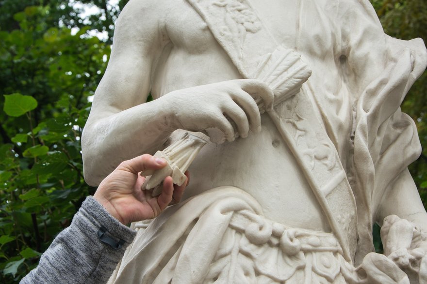 Гранитные и мраморные статуи античных, греческих богов для сада