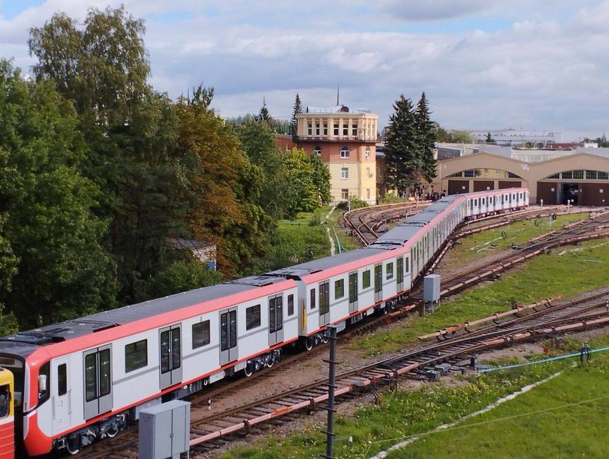 Как создают тематические поезда столичного метро