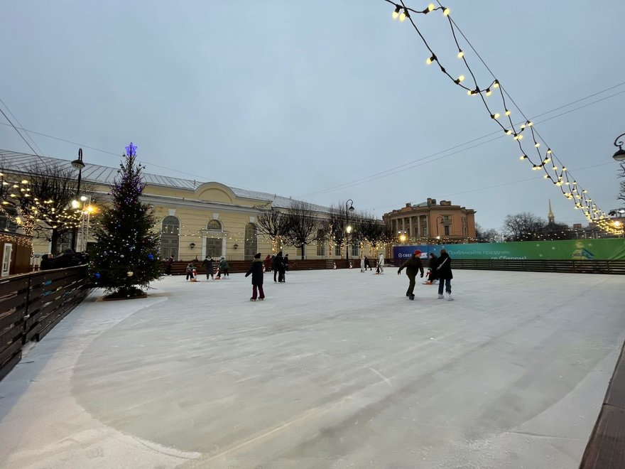 В Петербурге на Манежной площади открывают бесплатный новогодний каток | АиФ Санкт-Петербург