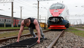 Петербургский спортсмен отбуксировал 650-тонный «Сапсан» 