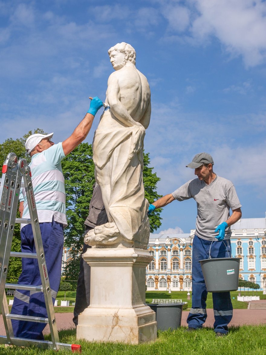 Венецианской скульптуре в Екатерининском парке устроили водные процедуры |  Blog Fiesta