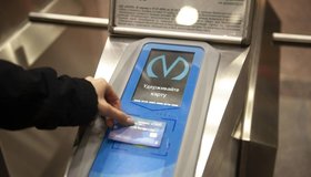 Почти все турникеты в метро Петербурга будут принимать банковские карты