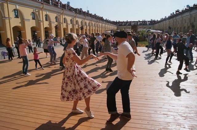 Танцевальный open-air Jiving Cats