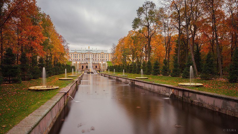 Нижний парк Петергофа осенью