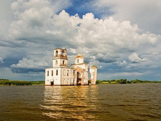 Затопленный храм на волге