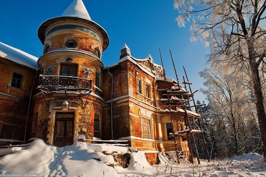 В заросшем парке стоит дом. Валдай, усадьба Заключье. Усадьба Заключье Бологое. Усадьба Хренова в Заключье. Русский замок усадьба Заключье.