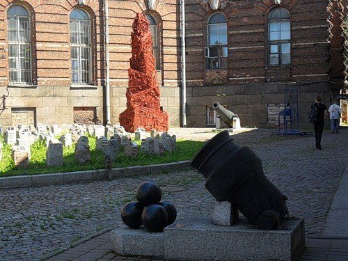 Сад необычных скульптур во дворе филфака СПбГУ