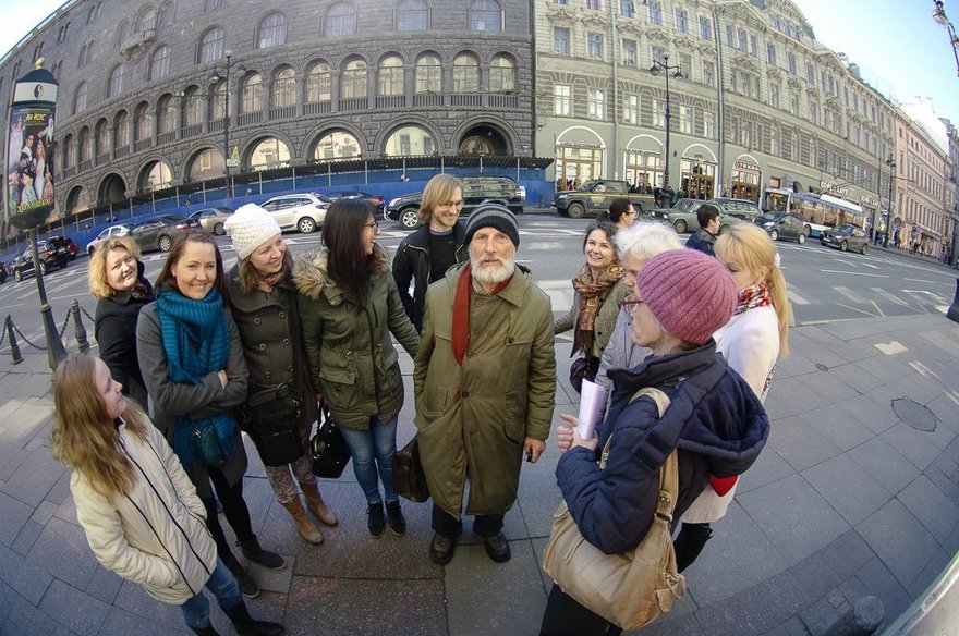 Сделай экскурсию. Экскурсовод бомж из Питера. Бомж гид в Питере. СПБ бомж экскурсовод. В Питере экскурсовод Бездомный.