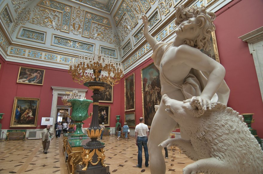 Какие музеи и выставочные комплексы можно посетить в Петербурге вечером 