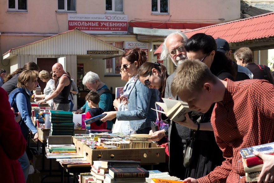 Сайт ярмарки крупской. Книжная ярмарка Крупской в Санкт-Петербурге. Книжная ярмарка ДК Крупской СПБ. Крупской ярмарка книжная в СПБ. Книжная ярмарка ДК Крупской.